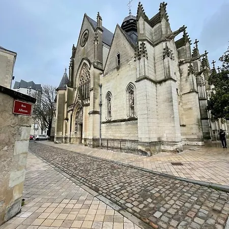 Le Chambord Beautiful Half-timbered House With Terrace Daire Tours